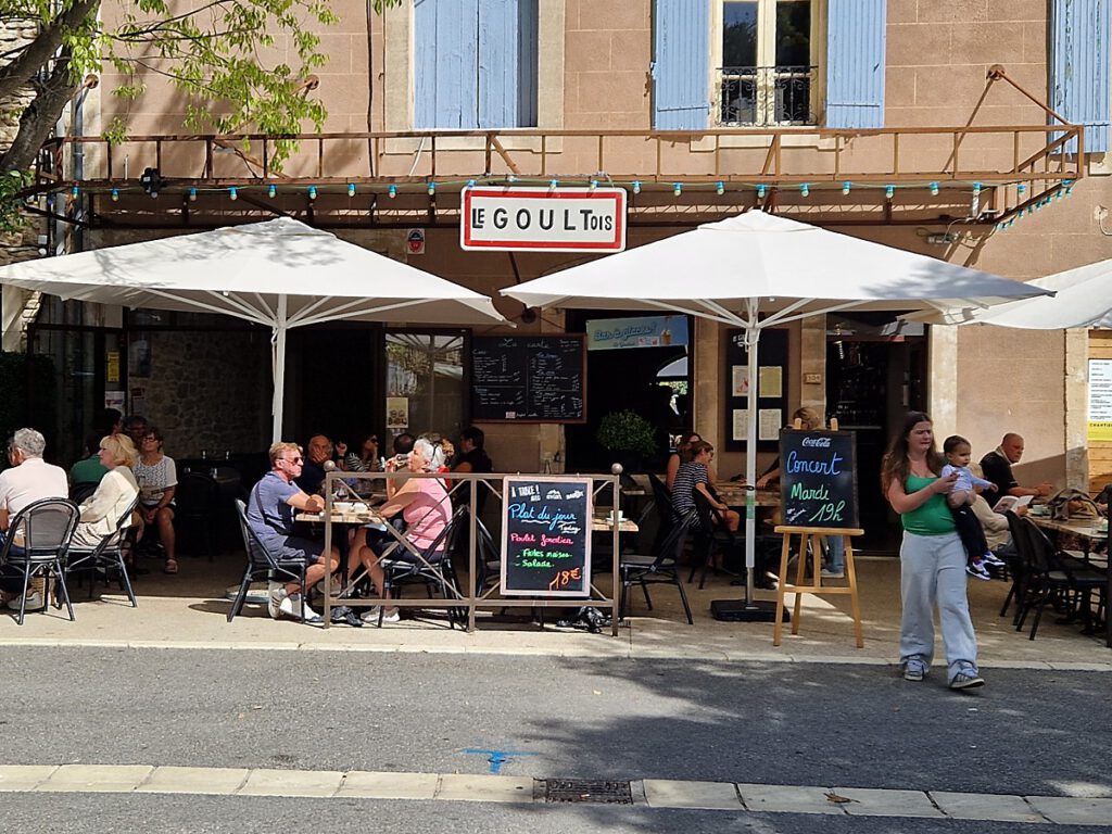 Bistro-Szene in Goult